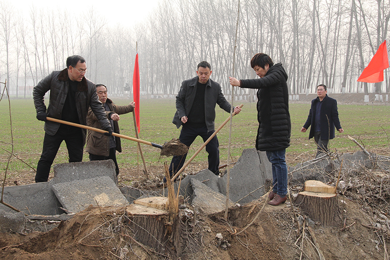 博農(nóng)集團(tuán)領(lǐng)導(dǎo)、基層黨政負(fù)責(zé)人等同志積極參加植樹活動(dòng)